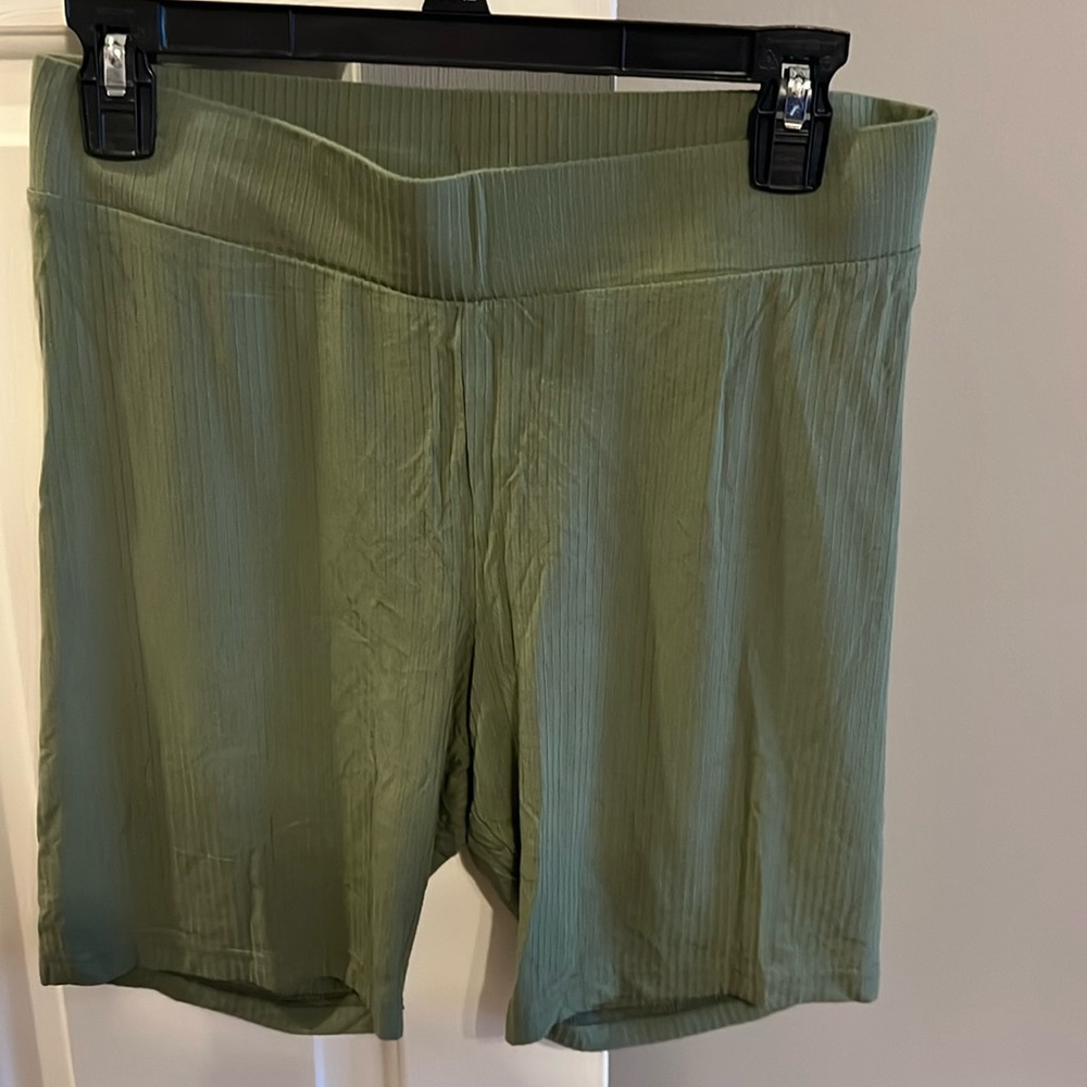 Green ribbed biker shorts